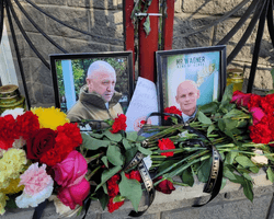 В РФ погибли Пригожин и Уткин: россияне горюют по руководителям "вагнеровцев" (фото, видео)