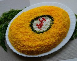 Пасха 2023. Праздничный салат "Пасхальное яйцо": необычный слоеный салат из копченой курицы