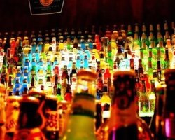 У Азарова повышают минимальные цены на алкогольные напитки