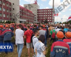 В Беларуси бастуют работники заводов и телевидения: что происходит в стране