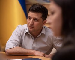 Мы хотим услышать мнение людей относительно возможных переговоров с Россией, – Зеленский