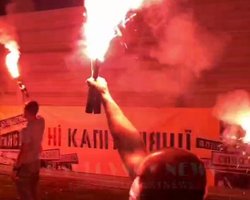 Активисты "Нацкорпуса" провели под домом Зеленского акцию неповиновения и разрисовали его забор