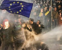 "Вышел за рамки закона": в Грузии спецназ водометами и газом разогнал митинг за ЕС (видео)
