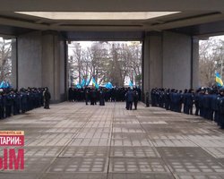 Около тысячи митингующих у парламента АРК требуют референдум 