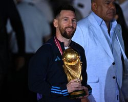 Фото Лионеля Месси с кубком Чемпионата мира установило рекорд в Instagram