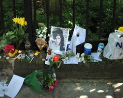 Отец Эми Уайнхаус подарил ее вещи поклонникам