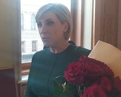 Верещук вийшла з зали Ради з квітами та пояснила, як звільнити Крим і Донбас