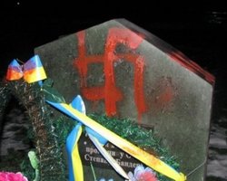 Вандалы разрисовали свастикой камень на месте памятника Бандере