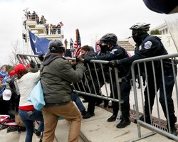 Бунт в США. Сторонники Трампа пытаются прорваться в Конгресс: идет борьба за каждую ступеньку