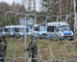 Бросали камни и ослепляли. Белорусские силовики помогли мигрантам прорваться в Польшу, - СМИ