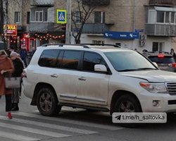 Протягнув кілька метрів: у Харкові позашляховик збив людей на пішохідному переході (відео)