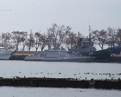 Моряков, захваченных в Керченском проливе, перевозят на "суд" в Симферополь, - Чубаров