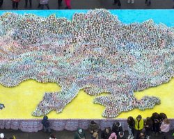 Подарок для ВСУ: волонтеры создали самую большую карту Украины из пасхальных куличей (фото)