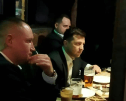 С Ермаком и пивом. Зеленский болел за украинскую сборную в одном из пабов Киева (фото)