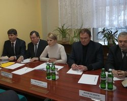 Тимошенко пообещала родственникам погибших в луганской больнице по 200 тыс. гривень