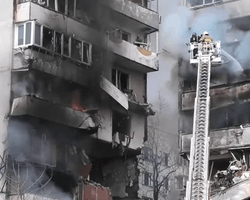 "Обнялись и стояли": жители Запорожья рассказали, как пережили обстрел своего дома (видео)