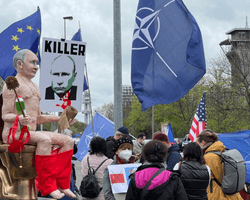 Шанувальників російських "Нічних вовків" у Празі зустріли лялькою голого Путіна (фото, відео)