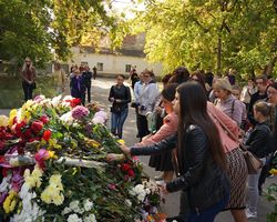 Древняя Керчь в печали. Местные жители не верят, что атаку на колледж совершил один человек