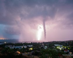 Потоп в оккупированном Крыму: с улиц смывало асфальт, машины и людей