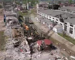 "В бомбоубежищах "Азота" сотни людей", — волонтер об оставшихся в Северодонецке