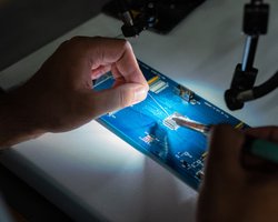 Деградацию не остановить. Эксперт рассказал, почему Россия не сможет создать новые чипы