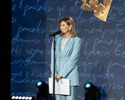 Олена Зеленська зʼявилася на публіці в небесному штанному костюмі (фото)