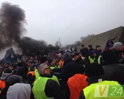 На пункте пропуска, где митингуют "евробляхеры", произошла массовая драка