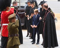 Не лише Кейт. Як решта членів королівської родини вшанували пам'ять Єлизавети II прикрасами