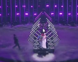 ЧП на Евровидении: на сцену выбежал мужчина и выхватил микрофон у исполнительницы