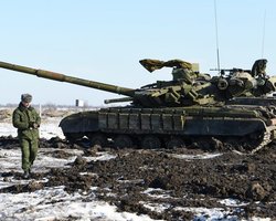 Под Новоазовском скопилась российская бронетехника, - Шкиряк