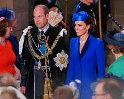 Кейт Міддлтон у синьому вбранні та кольє покійної королеви відвідала коронацію в Шотландії