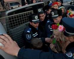 На марше протеста у Верховной Рады задержали девушек из Femen