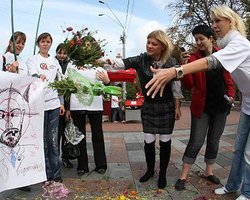  Киевские студенты тренировались бросать в Табачника букеты 