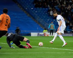 Старый конь борозды не испортит. Дубль Бензема принес "Реалу" победу над "Шахтером" (видео)