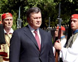 Янукович пообещал переоснастить украинскую армию за три года