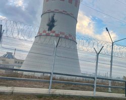 Нововоронезька АЕС під ударом БПЛА: апарат вибухнув на градирні, — росЗМІ