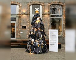 Honey, "Завертайло" та ДТЕК встановили арт-обʼєкт "Ялинка Світла" біля Софійської площі