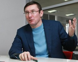 Луценко о 9 мая:  Пора прекратить политтанцы на костях жертв двух тоталитарных систем