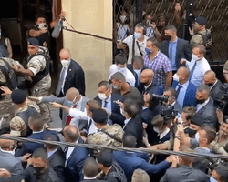 Макрон ходил по улицам Бейрута и выслушивал жалобы ливанцев