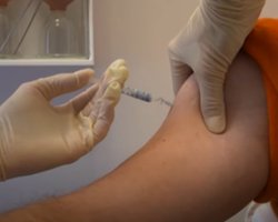 Впервые за сутки от коронавируса вакцинировали более 10 тысяч украинцев