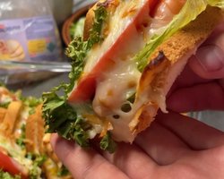 Гарячі бутерброди із сосискою: рецепт дуже простого перекусу