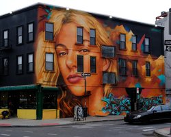 В Нью-Йорке появился мурал, с портретом убитой украинской беженки Ирины Заруцкой (фото)