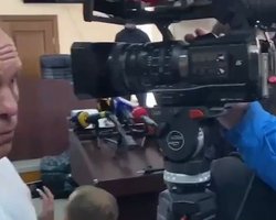 "Не надо ставить ж**пу перед лицом": Кива на суде повздорил с оператором (видео)