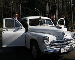 Медведев покатал Януковича на раритетной "Победе"