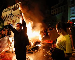 Трампа спрятали в бункер во время протестов у стен Белого дома