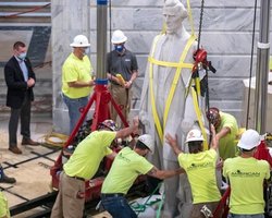 В США при сносе памятника президенту конфедератов нашли 84-летний бурбон