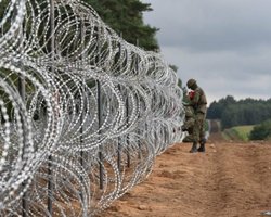 Белорусские военные по ночам пытаются разрушить пограничные ограждения, — Минобороны Польши (видео)