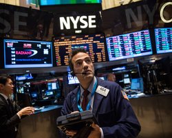 Мировые фондовые рынки падают из-за возможной победы Трампа