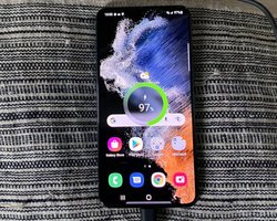 Можно ли ставить смартфон на зарядку на ночь: ответ экспертов все прояснил (фото)