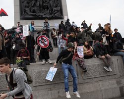 Тысячи португальцев протестуют против мер жесткой экономии